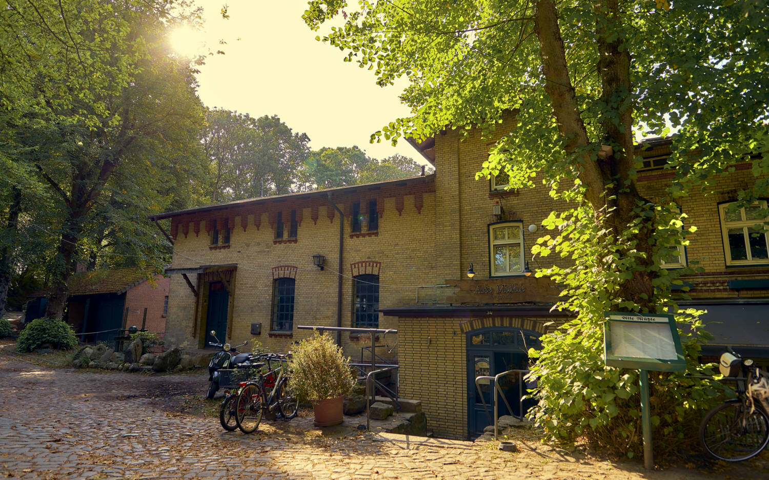 Im Restaurant Alte Mühle Bergstedt speist es sich idyllisch direkt am Mühlenteich / ©Marc Sill