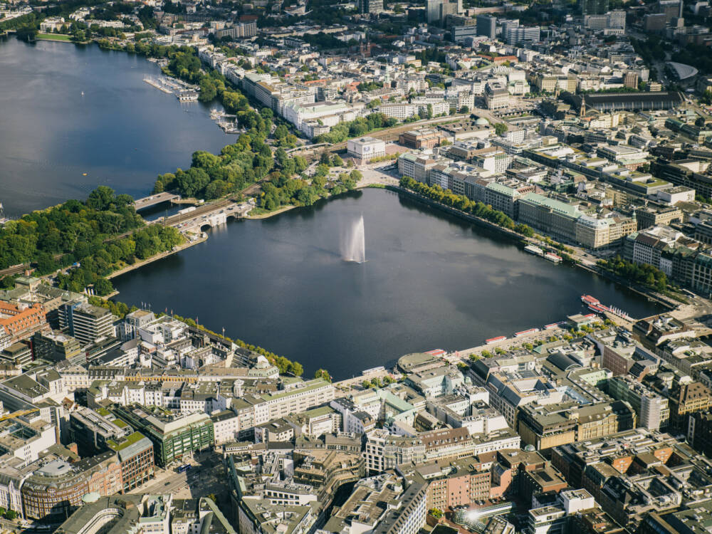 Mit bestem Blick auf die Binnenalster: Der Alsterpavillon liegt direkt am Ufer / ©Mediaserver Hamburg / Doublevision