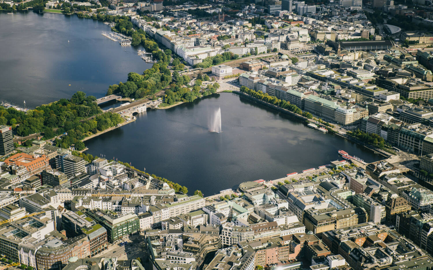 Mit bestem Blick auf die Binnenalster: Der Alsterpavillon liegt direkt am Ufer / ©Mediaserver Hamburg / Doublevision