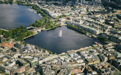 Mit bestem Blick auf die Binnenalster: Der Alsterpavillon liegt direkt am Ufer / ©Mediaserver Hamburg / Doublevision