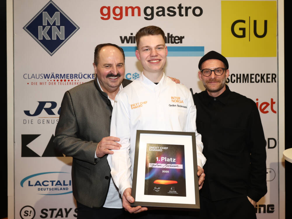 Next Chef Gedion Beckmann mit Mitinitiator Johann Lafer und Moderator Sebastian E. Merget  / ©Hamburg Messe und Congress/Ibo Ot