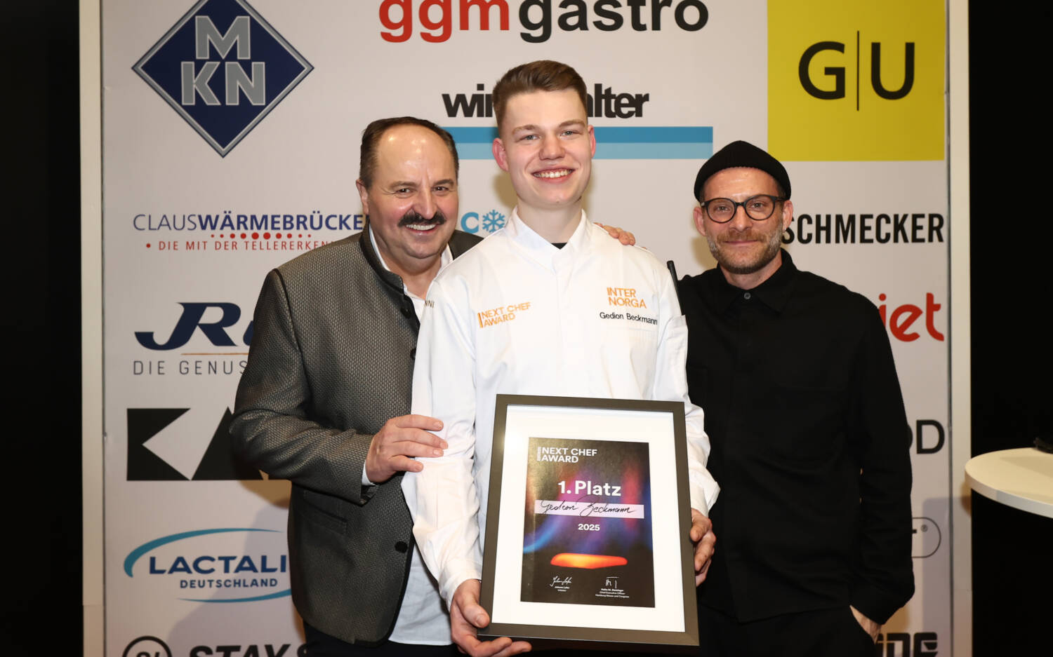 Next Chef Gedion Beckmann mit Mitinitiator Johann Lafer und Moderator Sebastian E. Merget  / ©Hamburg Messe und Congress/Ibo Ot