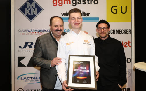 Next Chef Gedion Beckmann mit Mitinitiator Johann Lafer und Moderator Sebastian E. Merget  / ©Hamburg Messe und Congress/Ibo Ot