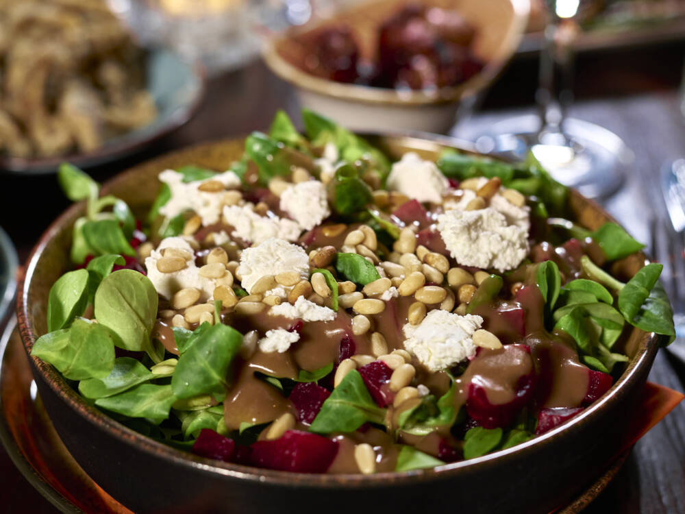 Reichhaltige Salate verfeinert mit Pinienkernen im Barrica / ©Marc Sill