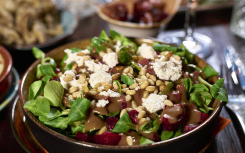 Reichhaltige Salate verfeinert mit Pinienkernen im Barrica / ©Marc Sill