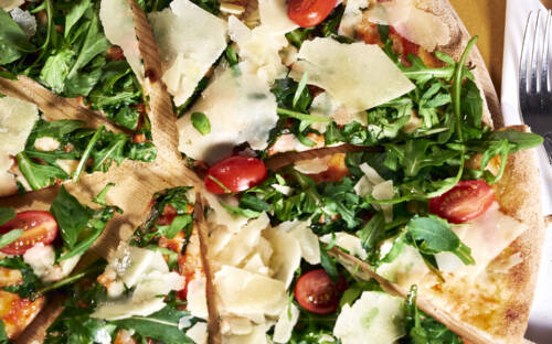 Saftige Pizza mit Parmesan, Rucola und Kirschtomaten im Il Locale / ©Marc Sill 