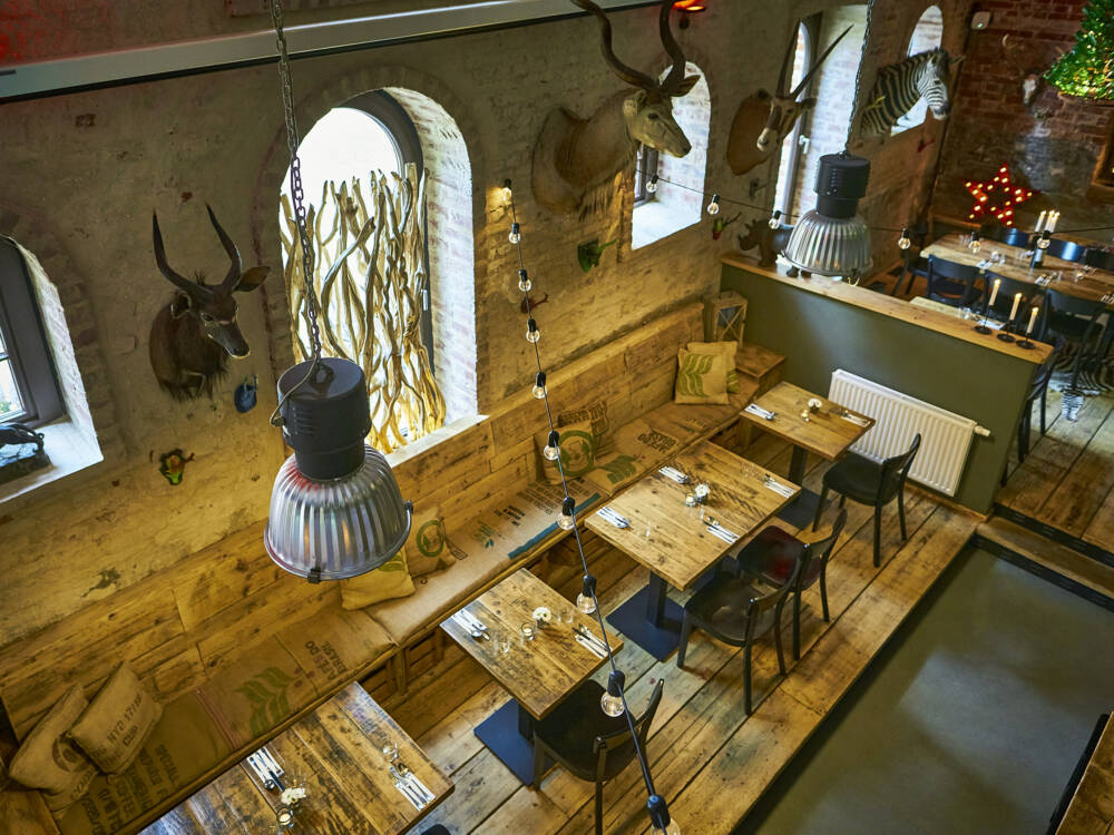 Und an der Wand hängt ein Zebra: Die Einrichung im Viscvle ist rustikal, modern, und gewissermaßen verspielt / ©Marc Sill