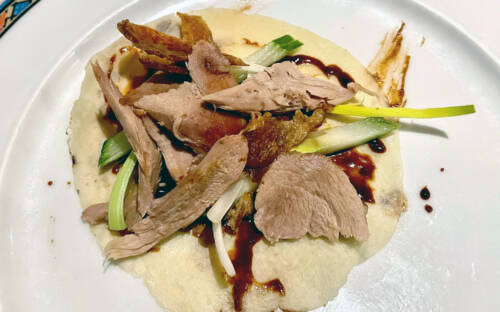 Verspeist wird die Pekingente auf einem hauchdünnen, heißen Pfannkuchen, den man selbst belegt / ©Peter Wagner_foodbild