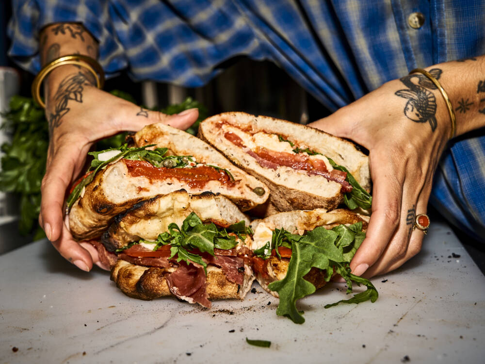 Zwischen fluffigem Pizzabrot finden Gemüse, Fleisch und ganz viel Käse Platz / ©Mia Conolly