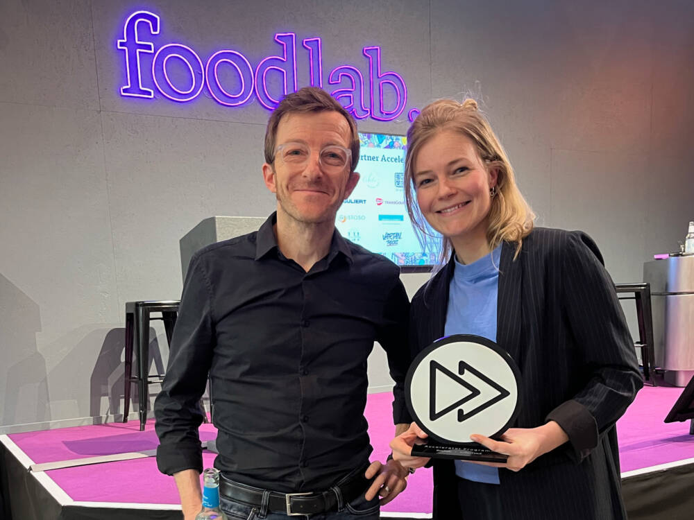 Antonia Schumacher (rechts) mit dem Pokal und Mitaspiranten Ansgar Böhme (links) / ©Lea Carstens