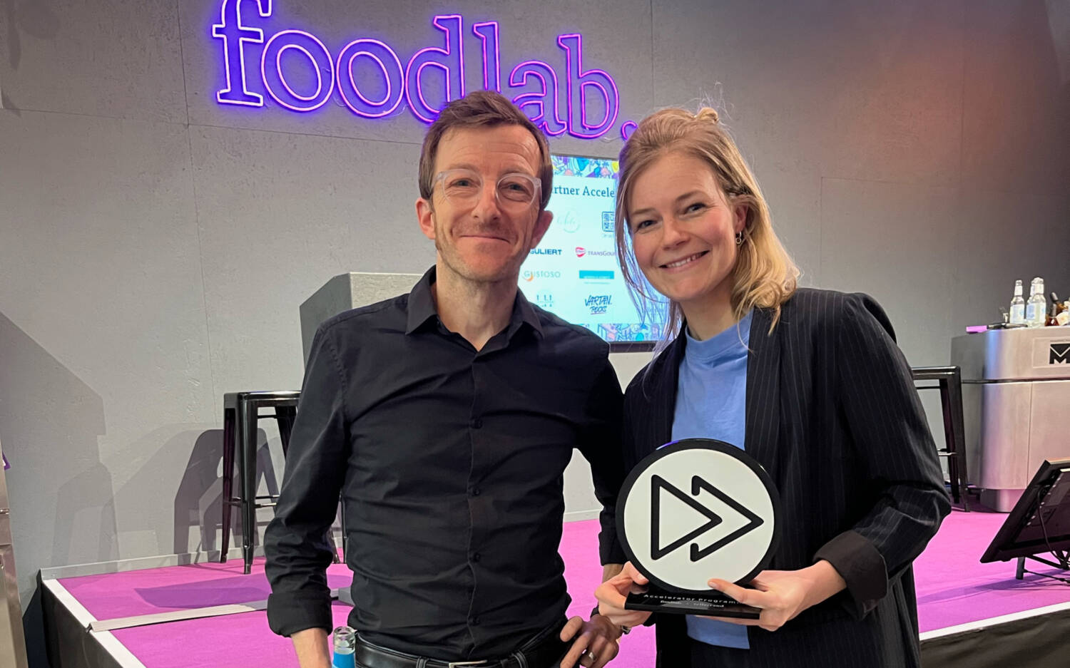 Antonia Schumacher (rechts) mit dem Pokal und Mitaspiranten Ansgar Böhme (links) / ©Lea Carstens