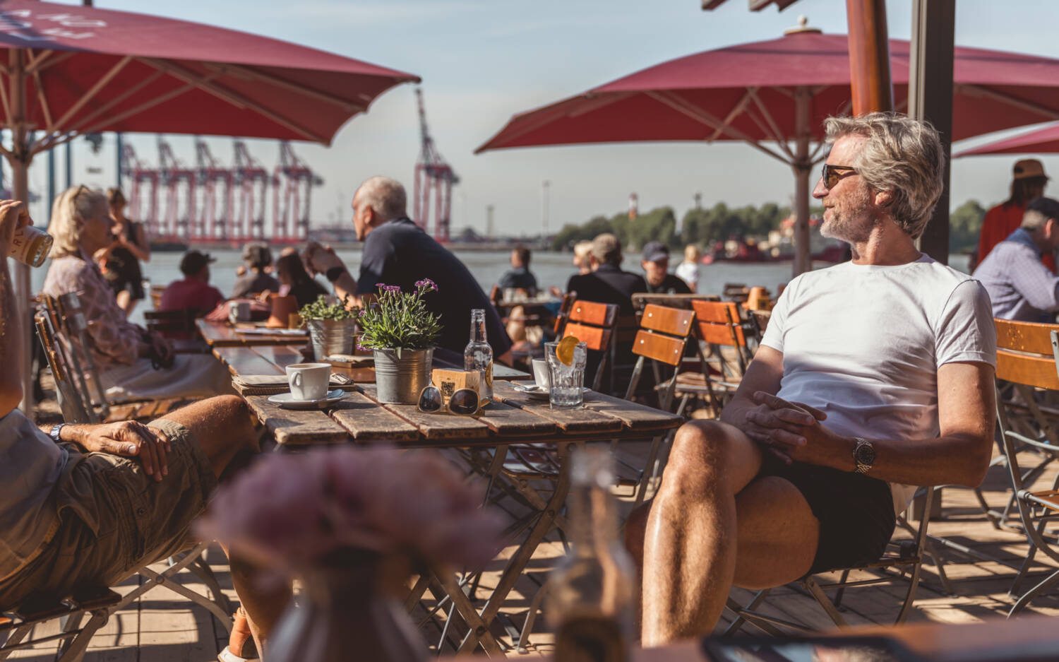Auf der weitläufigen Terrasse kann man die Füße in den Sand stecken und einfache Kiosk-Snacks verzehren / ©Strandperle