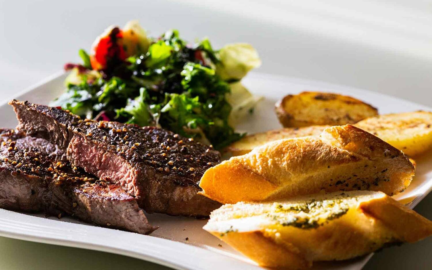 Bei Estancia Steaks in der Altstadt gibt es knusprige Bratkartoffeln zum Fleisch / ©Unsplash / Igor Flek