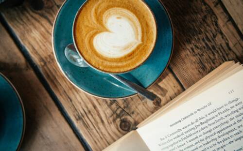Buchhandlung und Café in einem! / ©Unsplash/Timothy Barlin