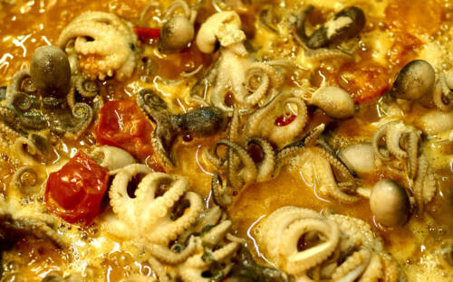 Calamari in abgeschmeckter Soße mit Kirschtomaten in Blankenese / ©Marc Sill