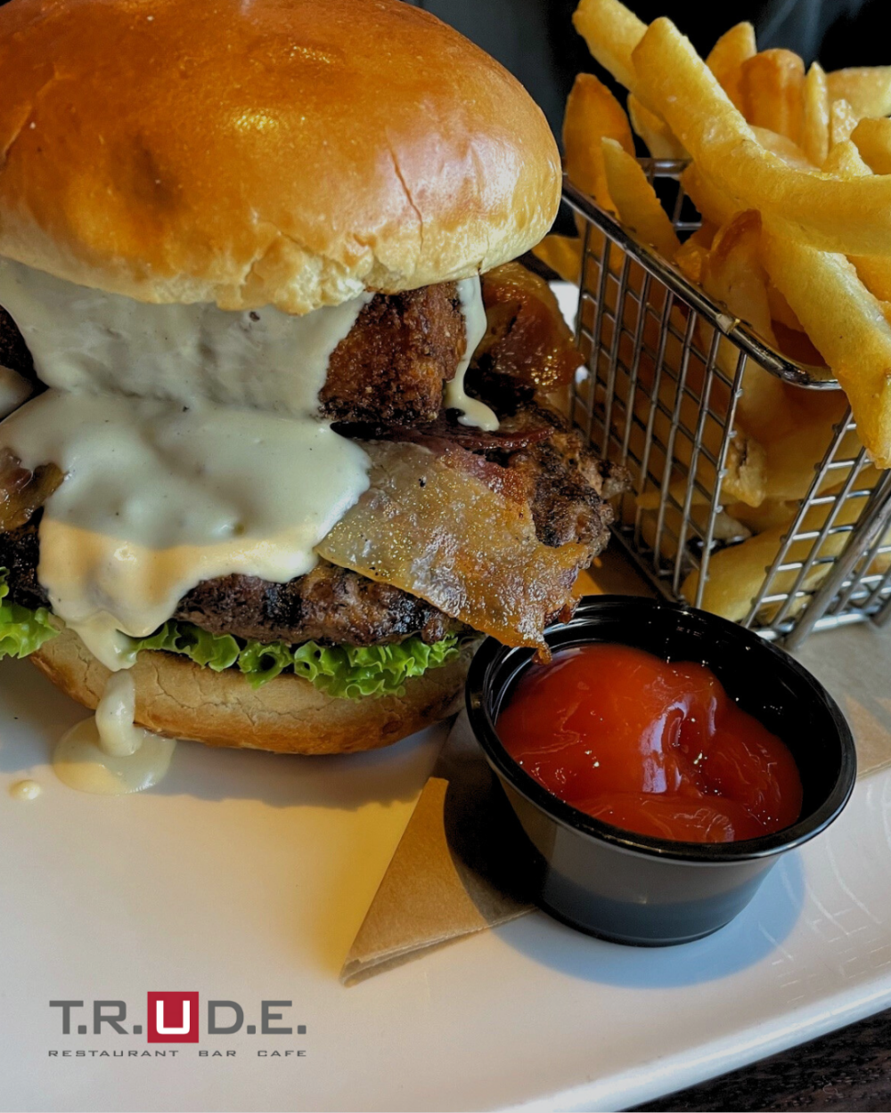Den Smash Burger gibt’s bei T.R.U.D.E. mit der hauseigenen Spezialsoße / ©Juan Molina