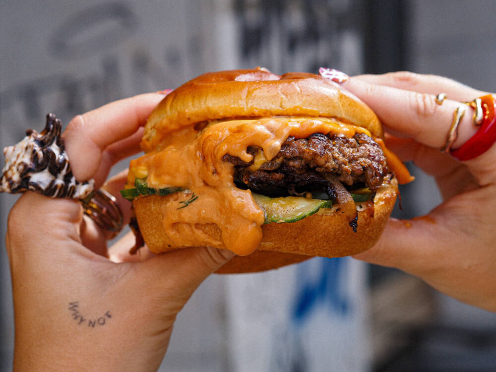 Der saftige Smash Burger bei Otto’s Burger besticht mit seiner Würze und seiner Cremigkeit / ©Gigi Kaleta
