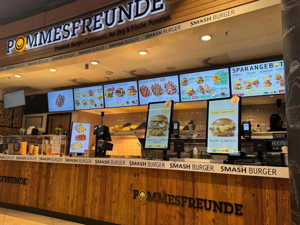 Die Smash Burger stehen bei Pommes Freunde ganz oben auf der Agenda / ©POMMES FREUNDE