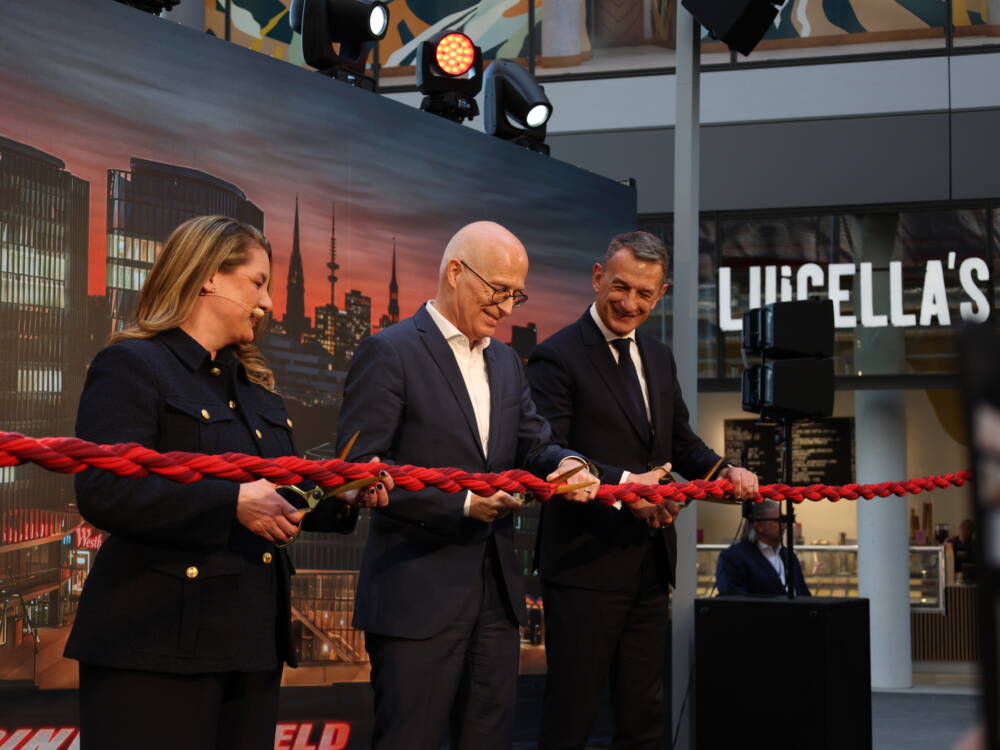 Eröffnen das südliche Überseequartier: Quartiersmanagerin Theda J. Mustroph, Hamburgs Erster Bürgermeister Dr. Peter Tschentscher und Jean-Marie Tritant, CEO, Unibail-Rodamco-Westfield (v.l.n.r) / ©Johanna Zobel