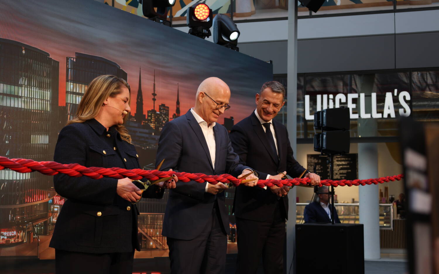 Eröffnen das südliche Überseequartier: Quartiersmanagerin Theda J. Mustroph, Hamburgs Erster Bürgermeister Dr. Peter Tschentscher und Jean-Marie Tritant, CEO, Unibail-Rodamco-Westfield (v.l.n.r) / ©Johanna Zobel