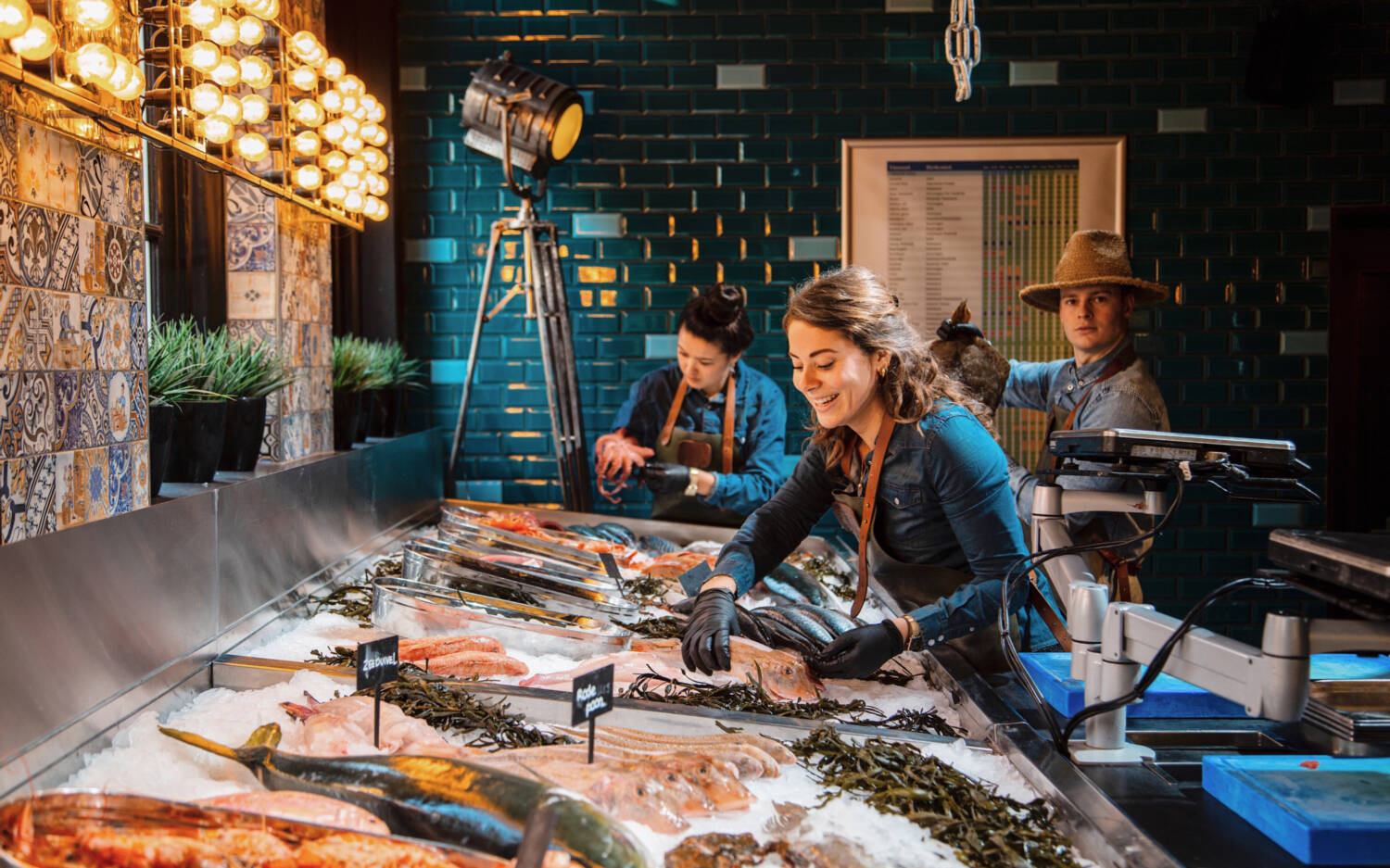 Fisch essen in Hamburg mal anders: Gäste stellen sich ihr Gericht selbst zusammen und können bei der Zubereitung zuschauen /©Pesca