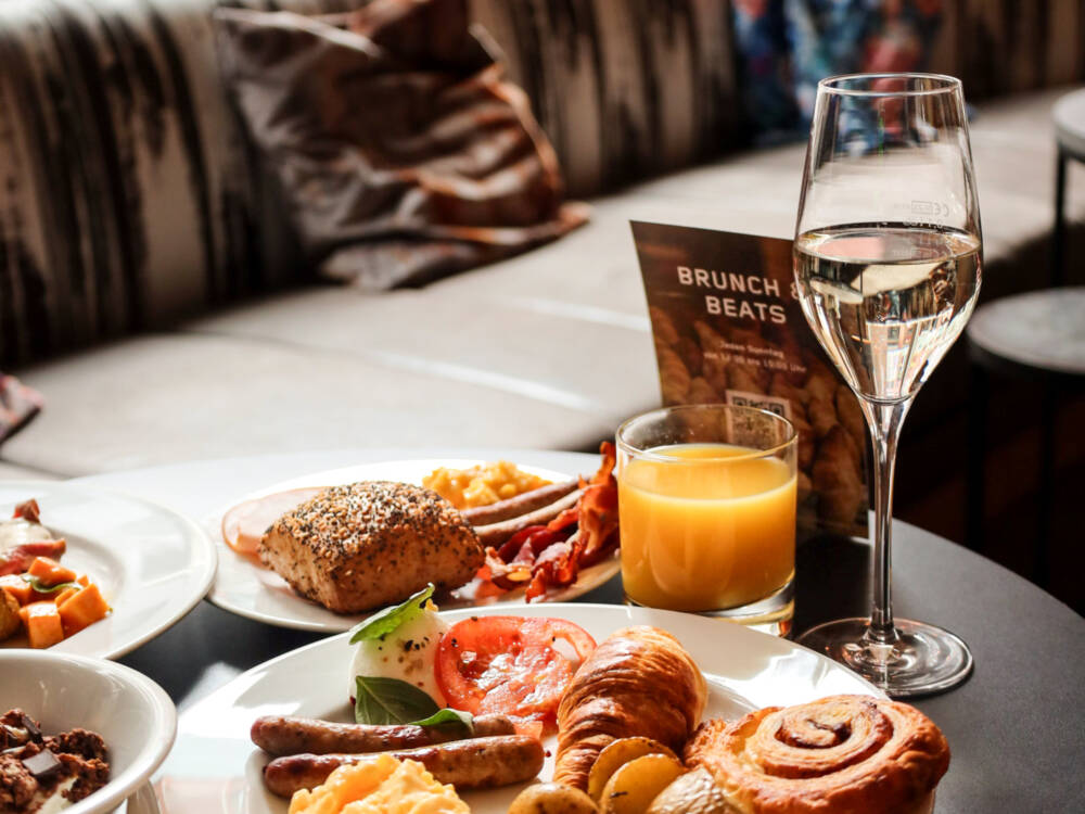 Für Langschläfer und Gelassene: Das neue Brunch-Angebot in der Bricks Bar beginnt erst um 12 Uhr / ©Marriott 