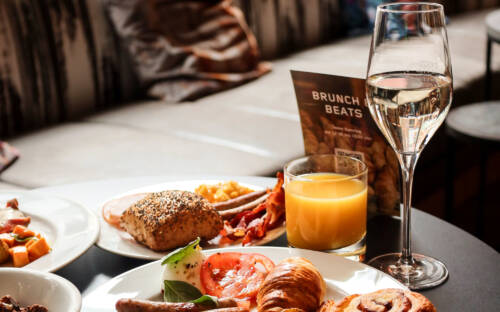 Für Langschläfer und Gelassene: Das neue Brunch-Angebot in der Bricks Bar beginnt erst um 12 Uhr / ©Marriott 