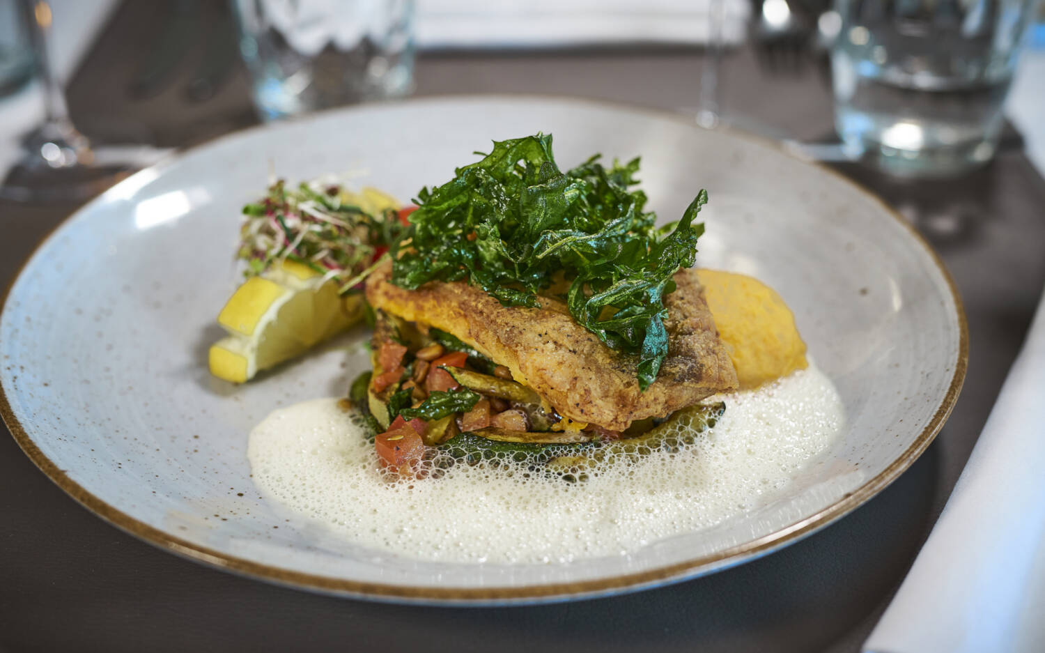 Gebratener Fisch auf feinem Schäumchen mit krossem Topping: Die Küche im Zum Alten Lotsenhaus weiß zu überzeugen / ©Marc Sill