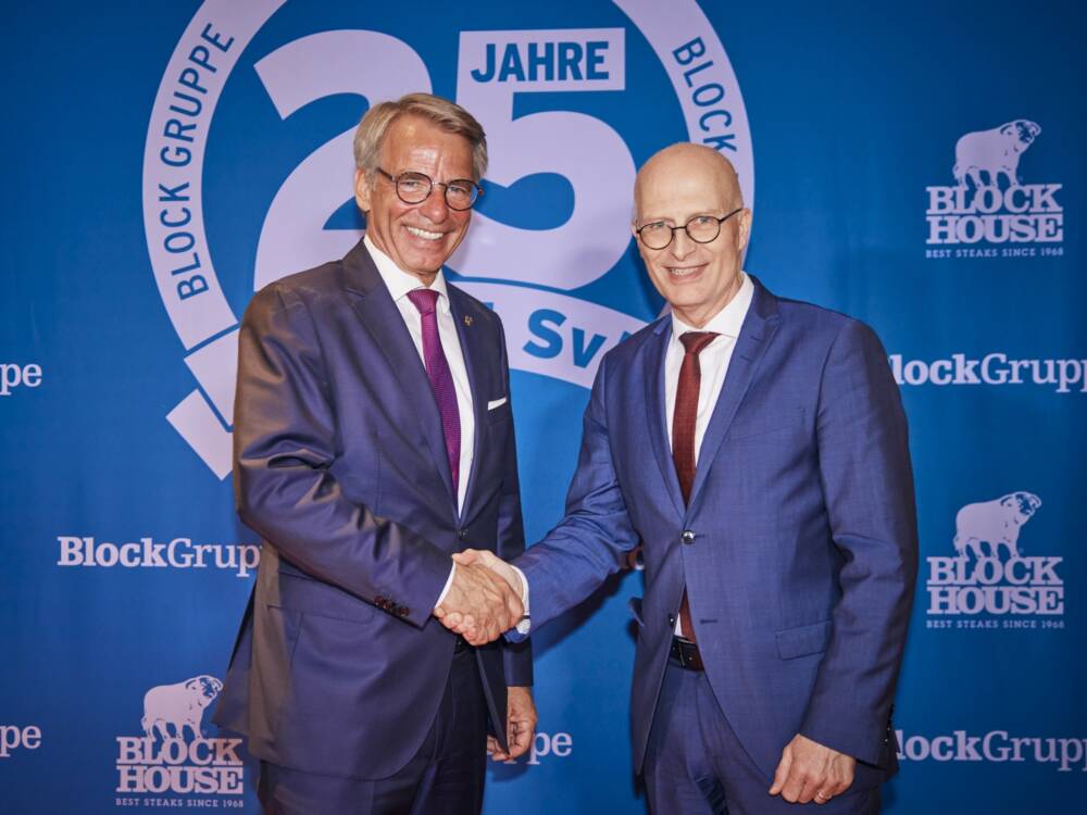 Hamburgs Erster Bürgermeister Dr. Peter Tschentscher verabschiedet sich von Stephan von Bülow / ©Anna-Lena Ehlers