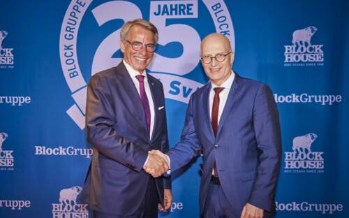 Hamburgs Erster Bürgermeister Dr. Peter Tschentscher verabschiedet sich von Stephan von Bülow / ©Anna-Lena Ehlers