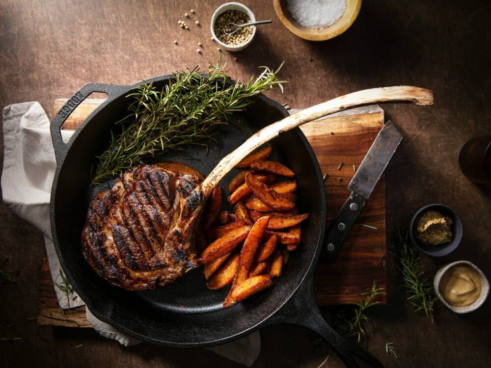 Heimatlodge im Pinneberger Golfpark Weidenhof: Heimatküche von Rumpsteak & Ofenkartoffel über Salate und Hirtenkäse / ©Unsplash/ Madie Hamilton