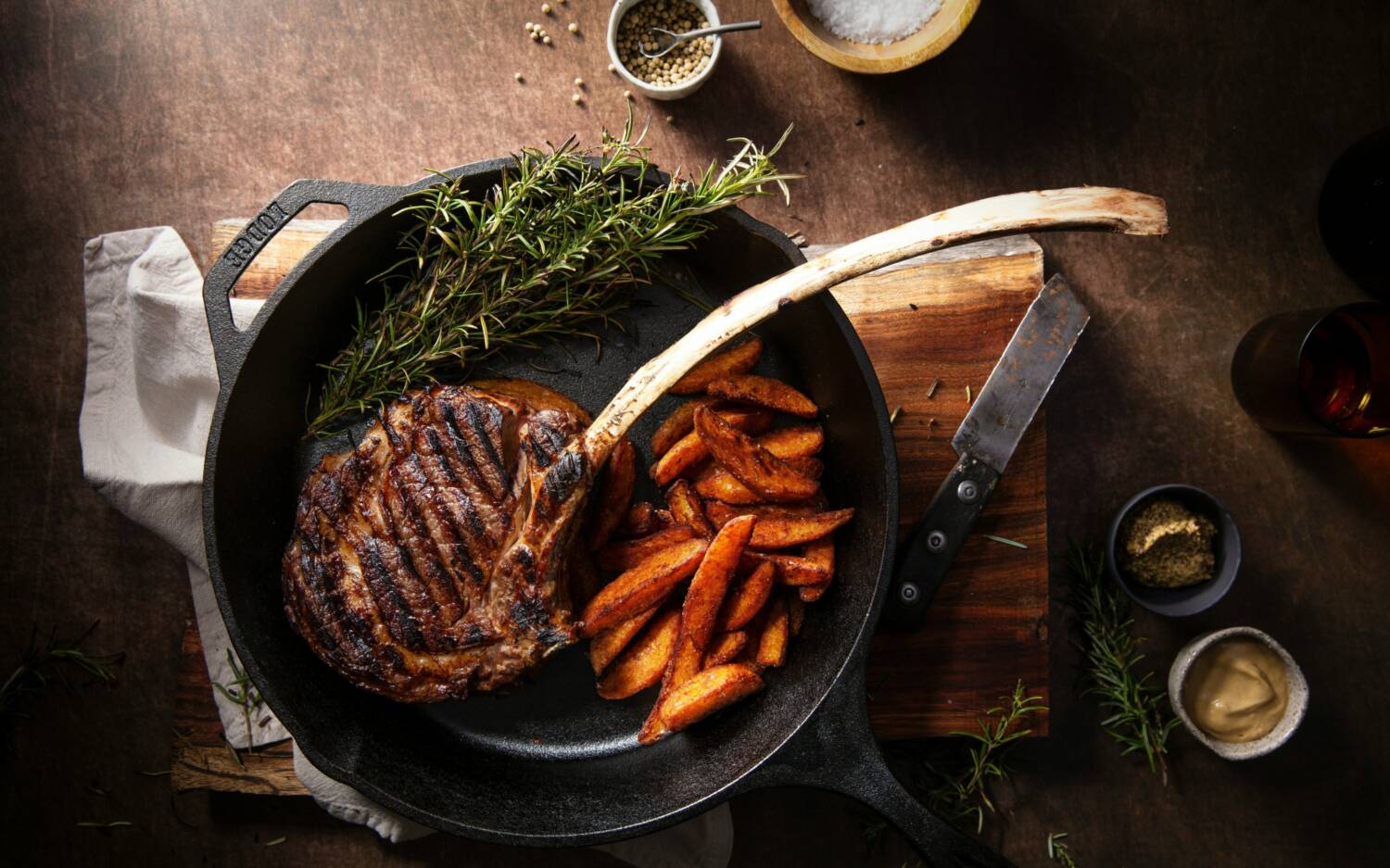 Heimatlodge im Pinneberger Golfpark Weidenhof: Heimatküche von Rumpsteak & Ofenkartoffel über Salate und Hirtenkäse / ©Unsplash/ Madie Hamilton