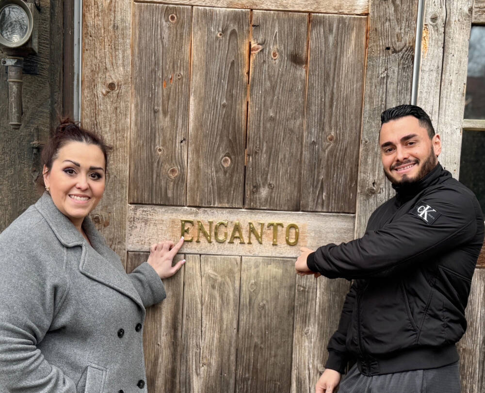 Helena Gouveia (l.) und ihr Bruder Miguel di Lima vor der neuen Bar und Eventlocation Encanto / ©Vivien Maria Rolbiecki