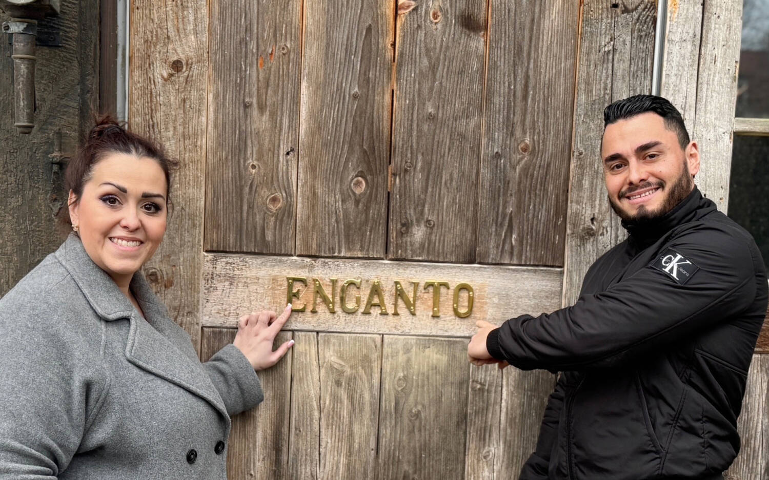 Helena Gouveia (links) und Miguel di Lima (rechts) vor den Toren des Encanto