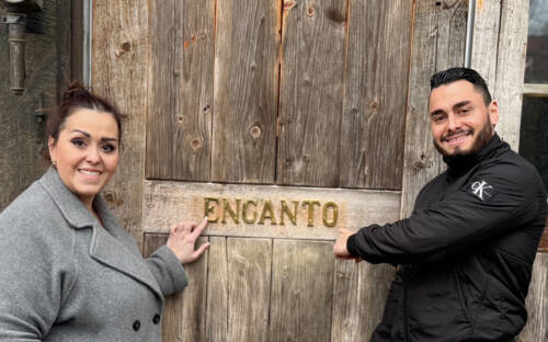 Helena Gouveia (links) und Miguel di Lima (rechts) vor den Toren des Encanto