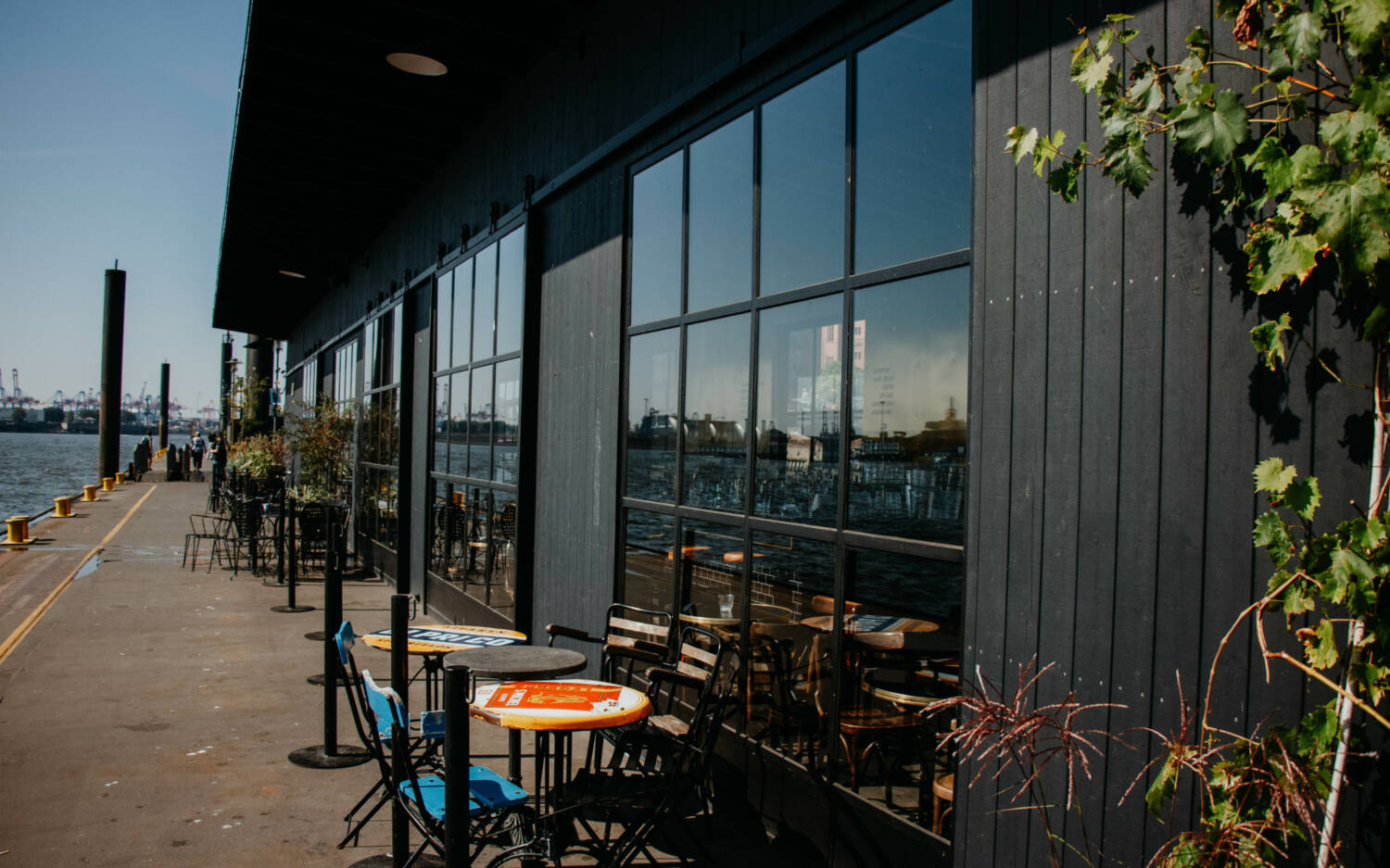Im Liberté, dem Restaurant auf dem Fähranleger Fischmarkt, spürt man die Wellen / ©Johanna Zobel
