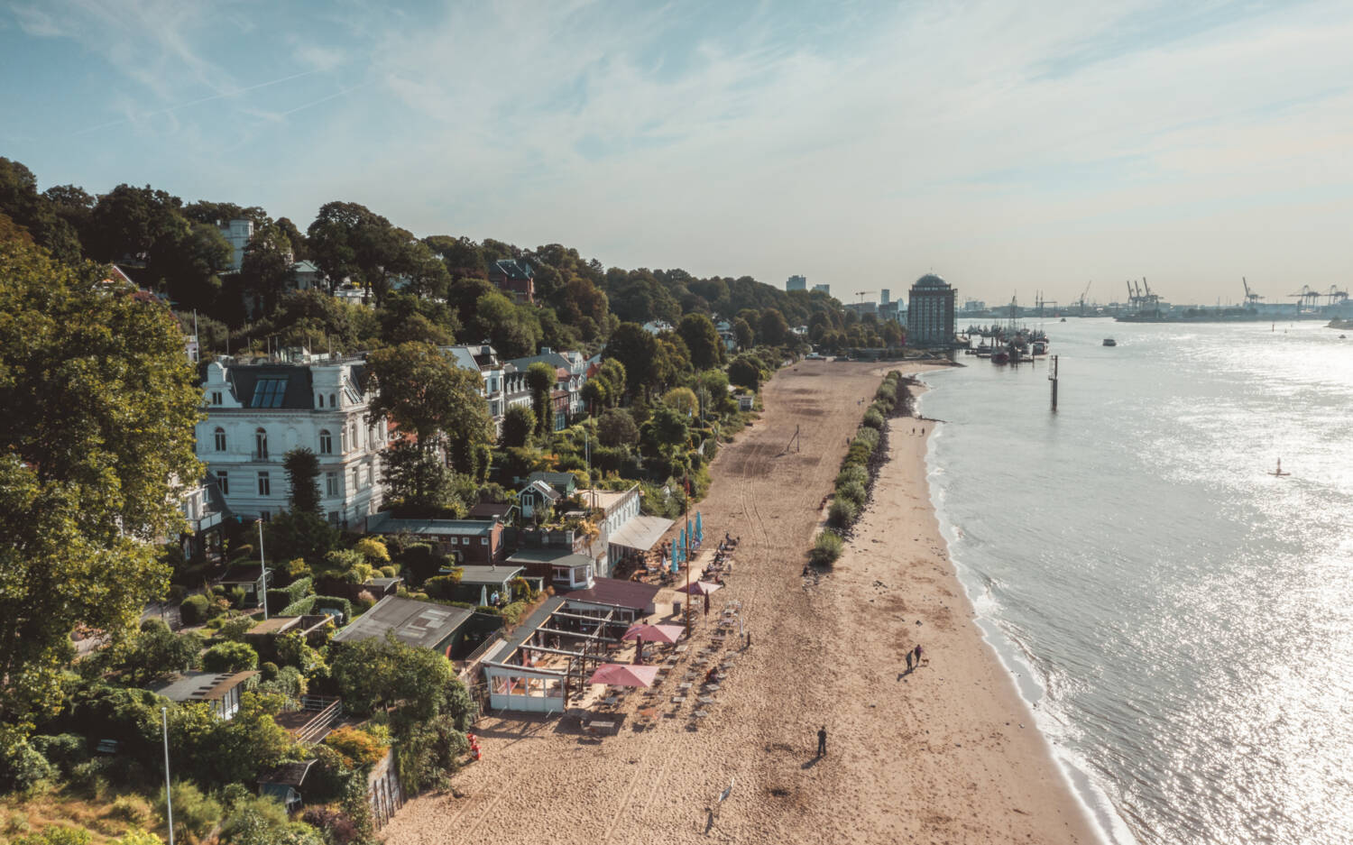 In bester Lage: Die Strandperle besiedelt die alte Milchhalle am Elbstrand Övelgönne / ©Strandperle