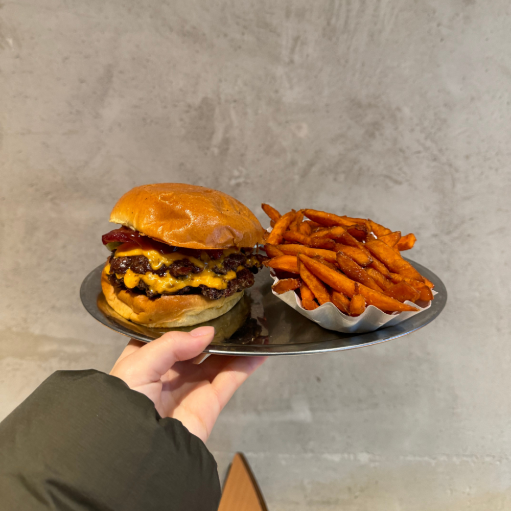 Köstlichen Smash Burger und Süßkartoffelpommes gibt es bei Burger Heroes / ©XPERIENTS DIGITALAGENTUR GmbH