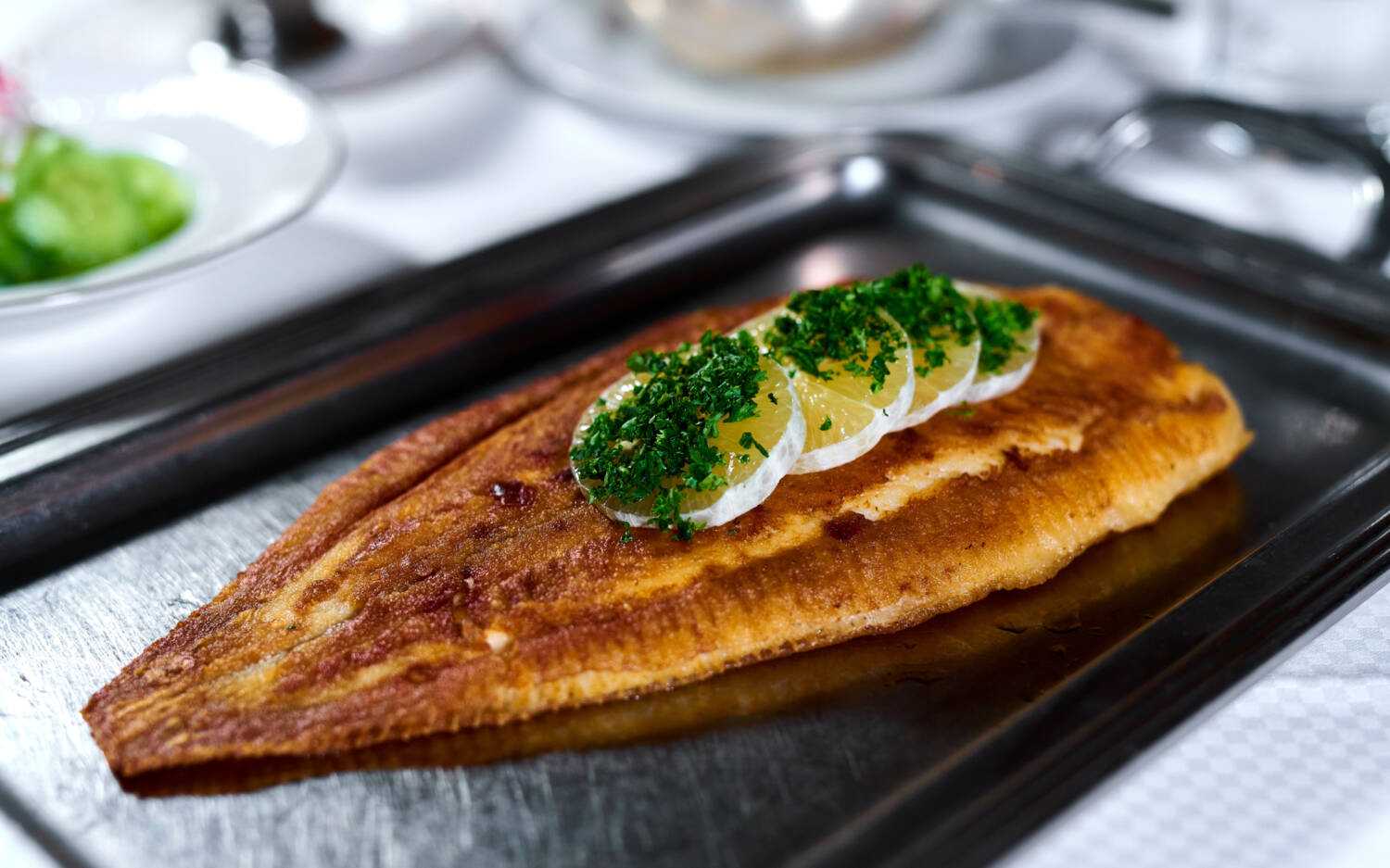 Krosser Fisch: Das Traditionslokal an der Elbe serviert Fisch in bester Qualität / ©Marc Sill