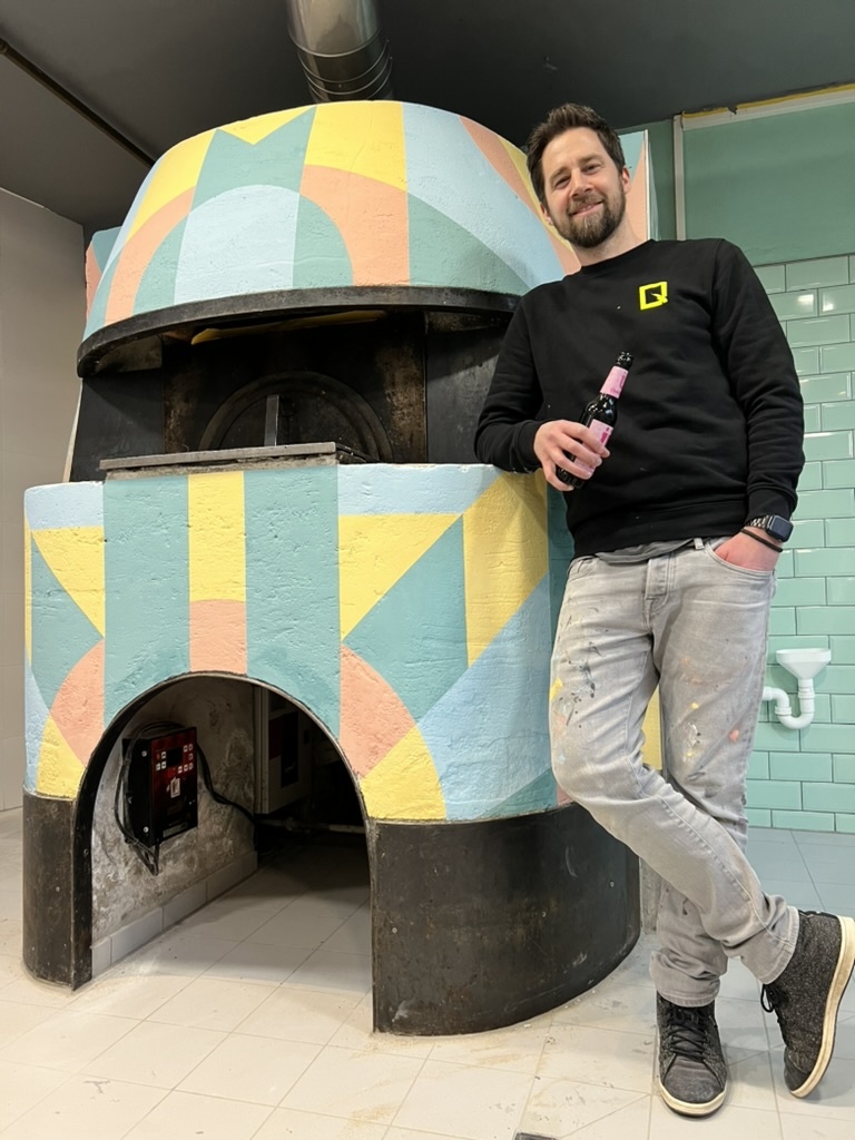 Künstler Andreas Preis vor dem neuen Pizzaofen / ©Überquell