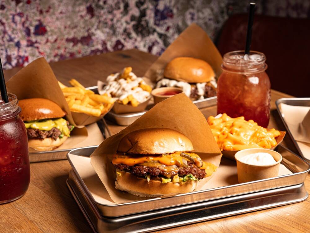 Leckere Burgervariationen und kühle Drinks gibt’s bei New City Smash Burger / ©QrMe GmbH