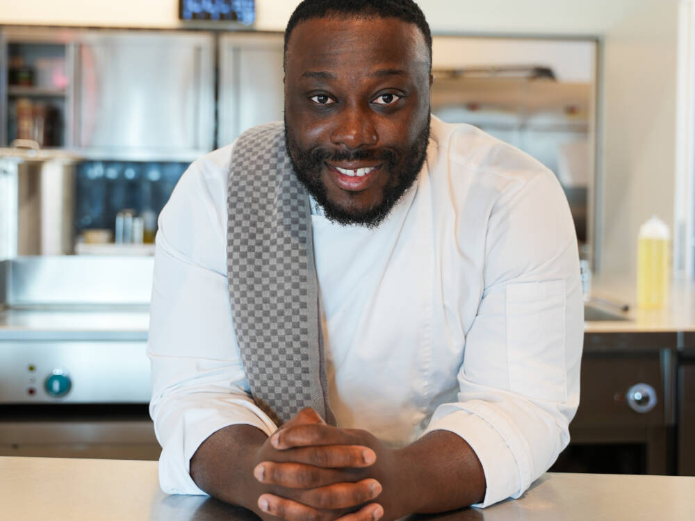 Louis-Lord Larbi eröffnete im Oktober 2024 das Akan Afrofusion Restaurant, nach dem er sein Konzept erfolgreich mit temporären Konzepten testete /©Cornelius Antwi