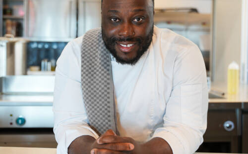 Louis-Lord Larbi eröffnete im Oktober 2024 das Akan Afrofusion Restaurant, nach dem er sein Konzept erfolgreich mit temporären Konzepten testete /©Cornelius Antwi