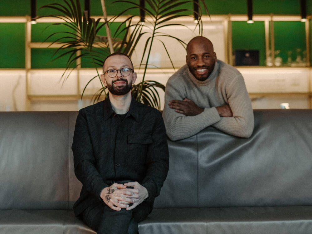 Mateusz A. Żurek und Jahmarley Grant erobern mit ihrer polnisch-jamaikanischen-Fusionküche Hamburgs Fine-Dining-Szene / ©Criss Studio