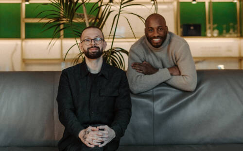 Mateusz A. Żurek und Jahmarley Grant erobern mit ihrer polnisch-jamaikanischen-Fusionküche Hamburgs Fine-Dining-Szene / ©Criss Studio