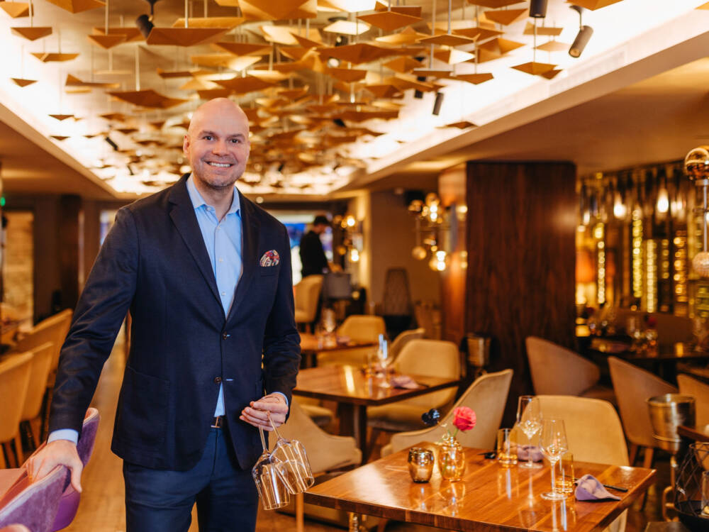 Matthias Förster konnte sich schon über die Auszeichnung zur Bar des Jahres freuen. Vielleicht folgt 2025 der TItel Restaurant des Jahres / ©Julia Schumacher