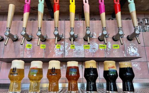 Neben den klassischen Sorten wird es zur Wiederöffnung ein limitiertes New England IPA geben / ©ÜberQuell