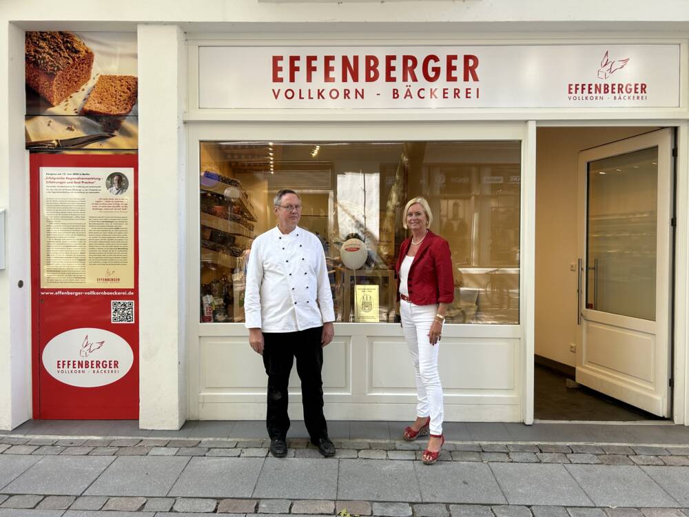 Thomas und Anne Effenberger vor der Filiale am Ida-Ehre-Platz / ©Hakan Evcil