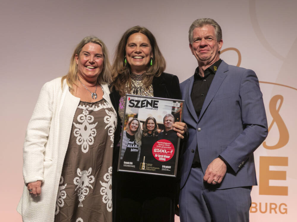 Verleger Tanya Kumst (l.) und Mathias Forkel (r.) mit Sarah Wiener (M.) und ihrem Preis / ©Jan-Rasmus Lippels