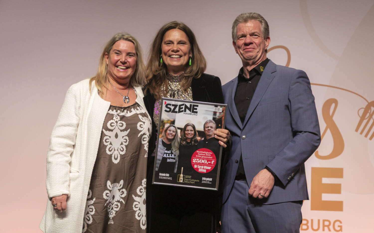 Verleger Tanya Kumst (l.) und Mathias Forkel (r.) mit Sarah Wiener (M.) und ihrem Preis / ©Jan-Rasmus Lippels